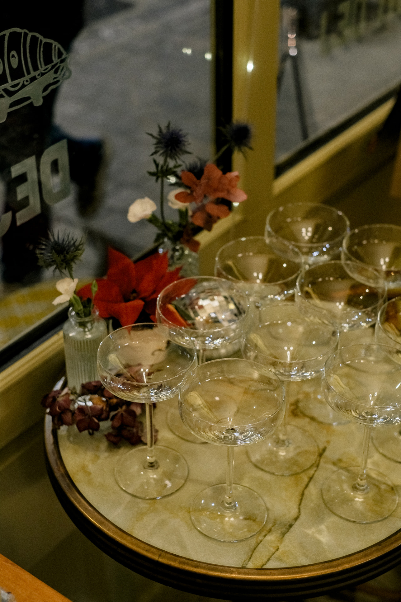 Coupes de champagne préparées sur un guéridon en marbre