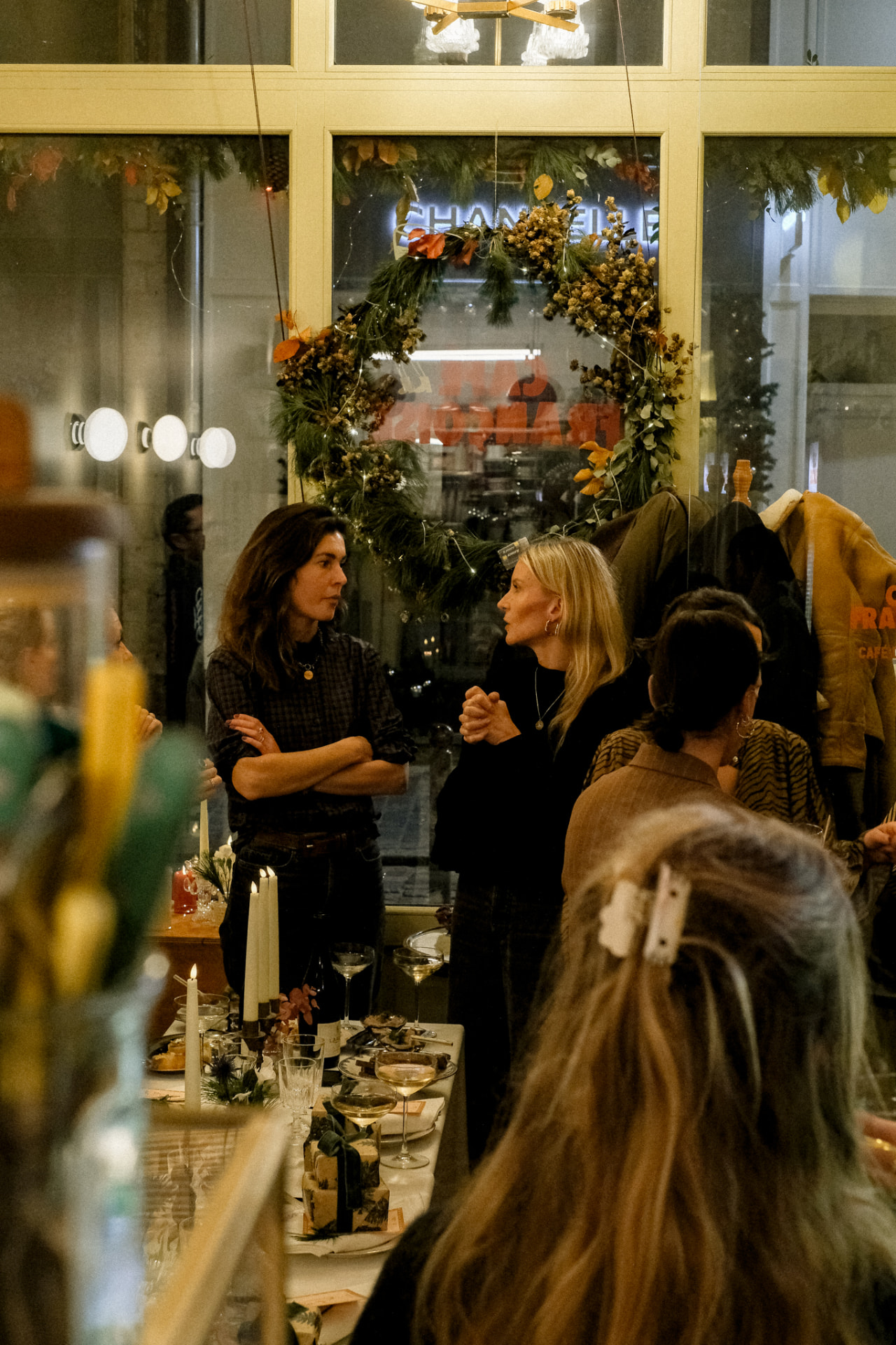 Invités discutant lors d'une soirée privatisée au Café Françoise
