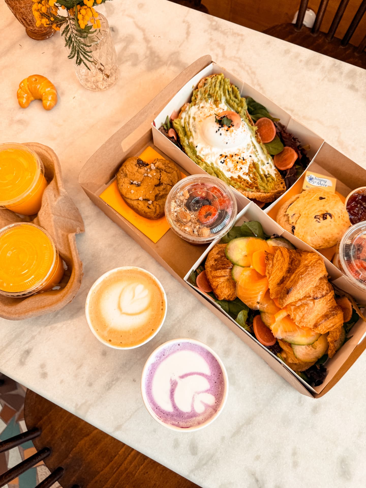 Coffrets brunch à emporter du Café Françoise : toasts avocat, croissant saumon, cookie, jus pressés et boissons signature