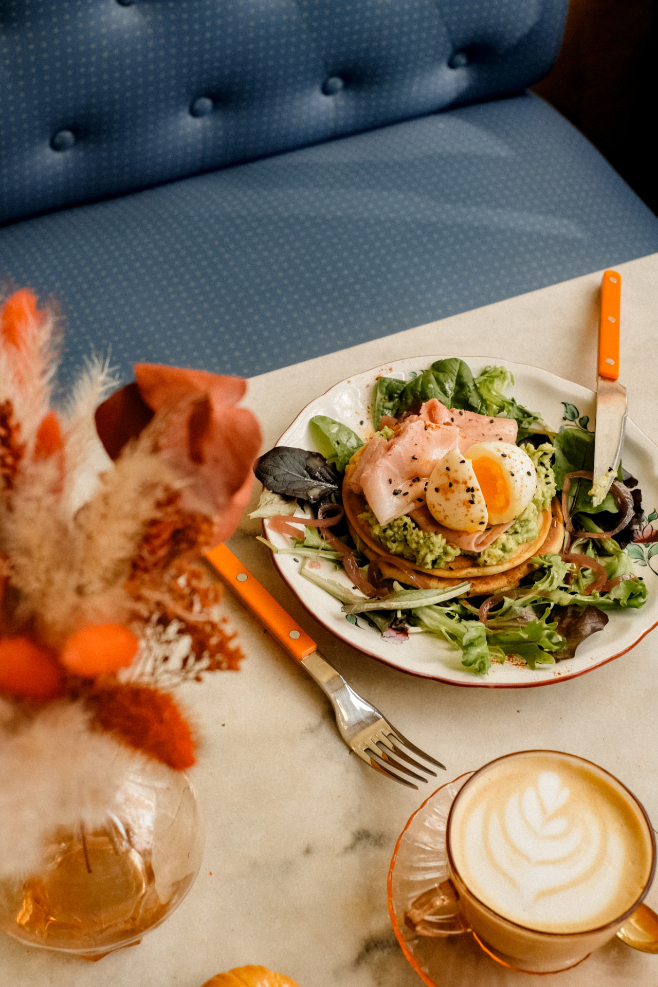 Pancake Simone avec jambon, œuf mollet et purée d'avocat, servi avec un latte
