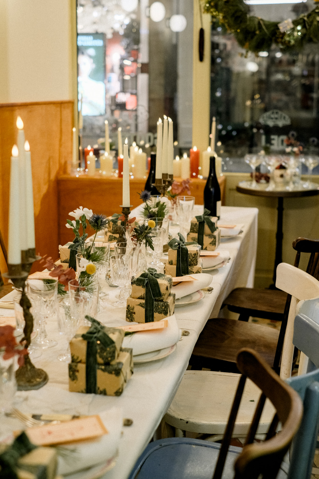 Grande table dressée aux bougies pour un dîner privatisé au Café Françoise
