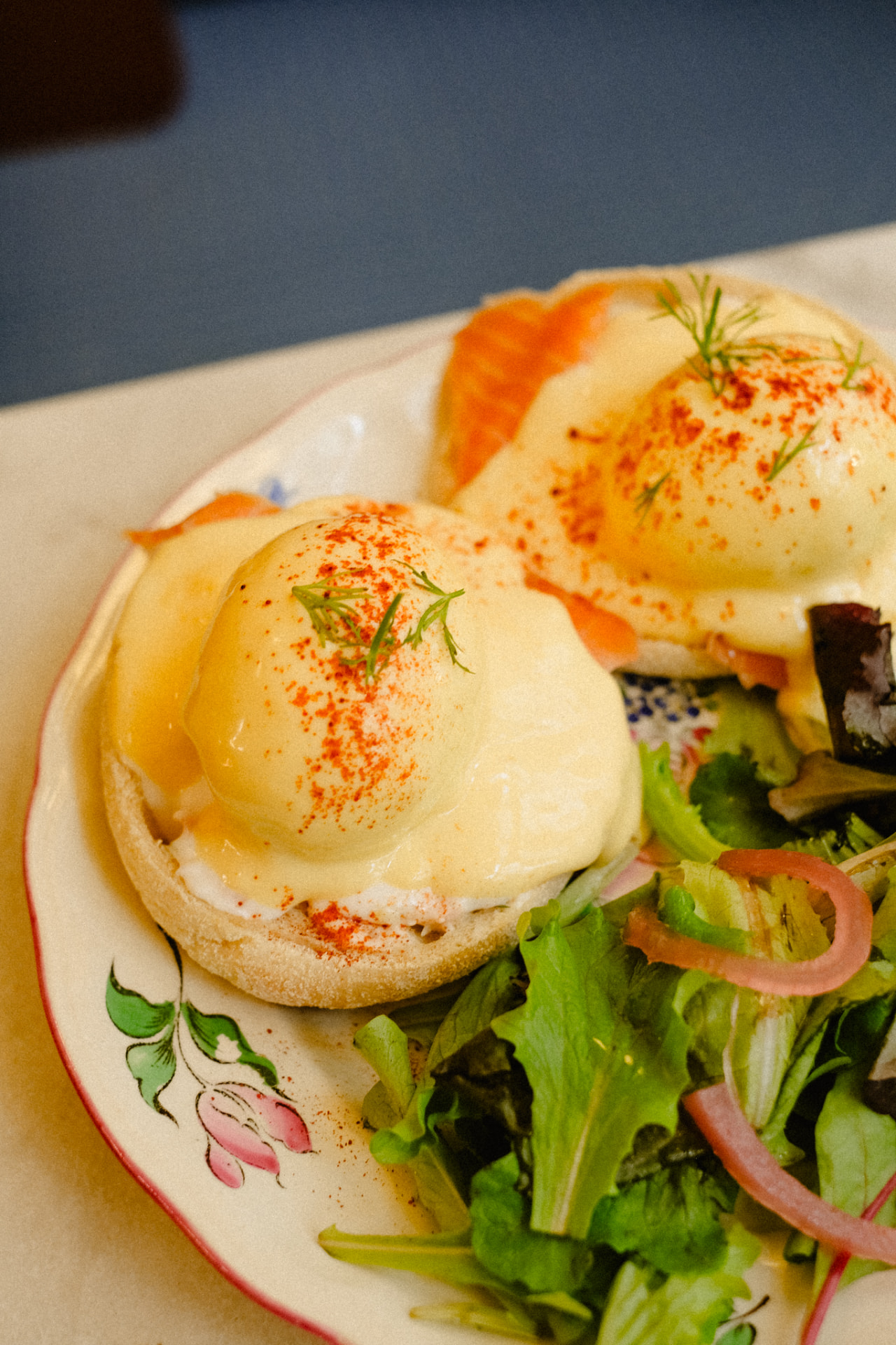 Œufs à la Françoise : œufs pochés, sauce hollandaise, saumon fumé et salade