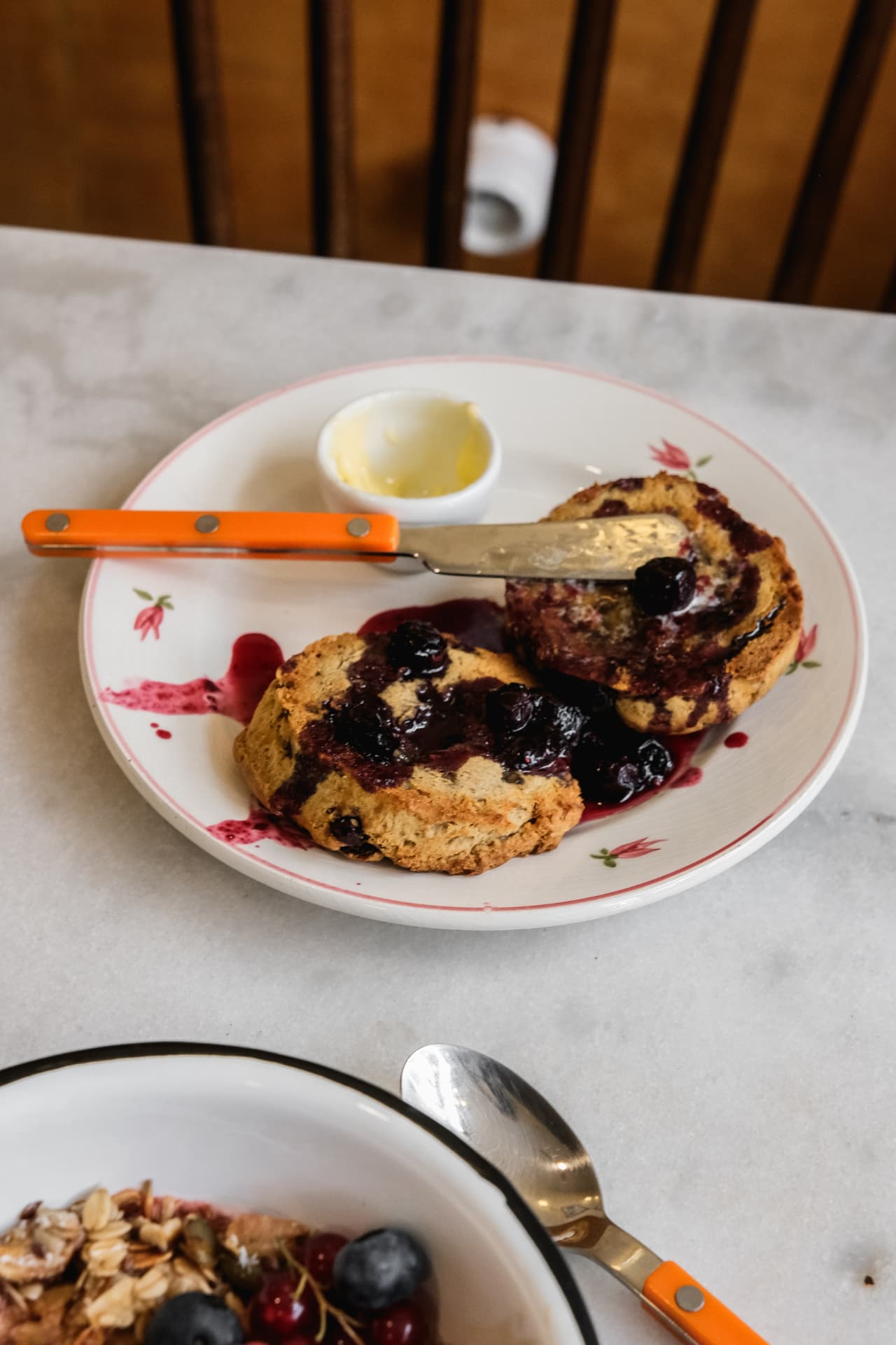 Scones maison du Café Françoise préparés pour une commande à emporter